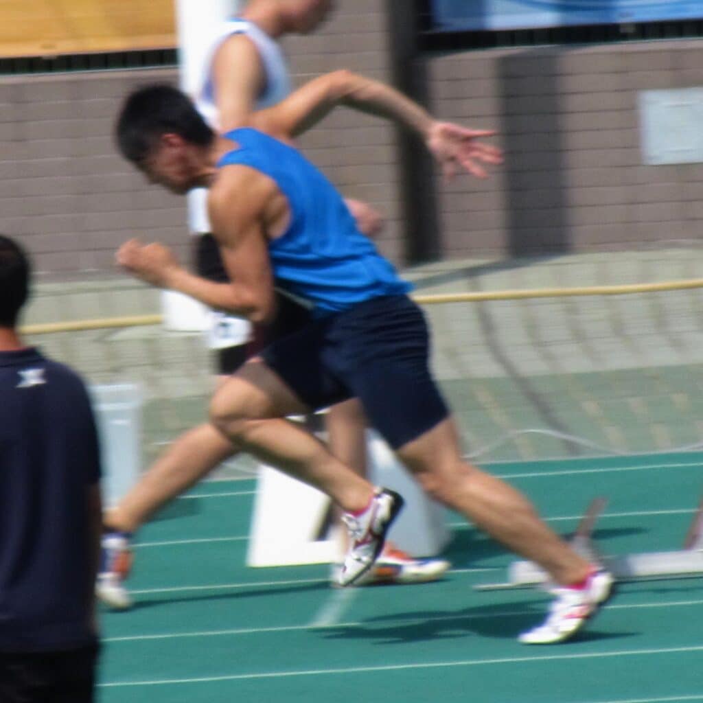 Chon Leong running a track race