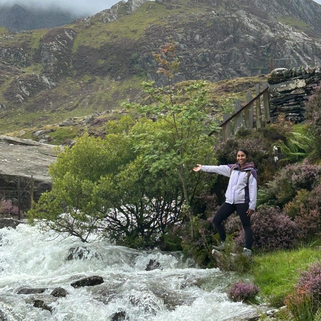 Garavi Angreji hiking