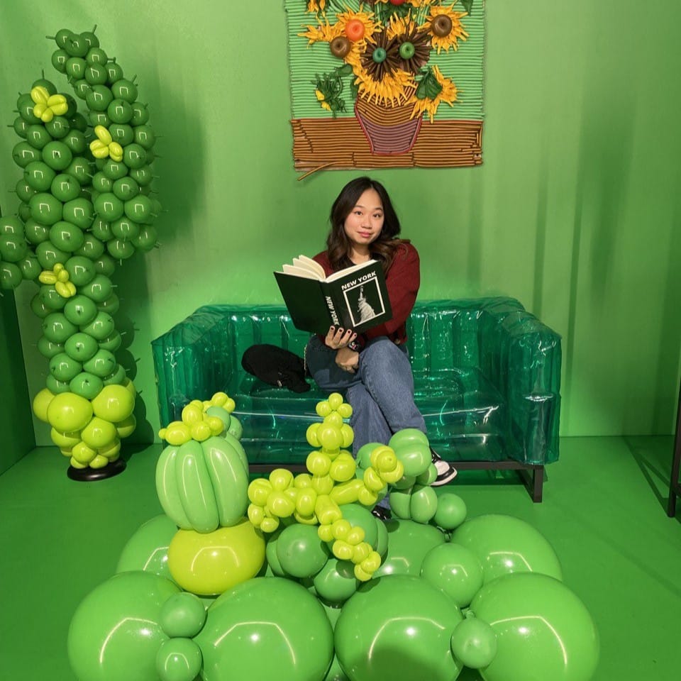 Imih Celainne Go in a green themed room