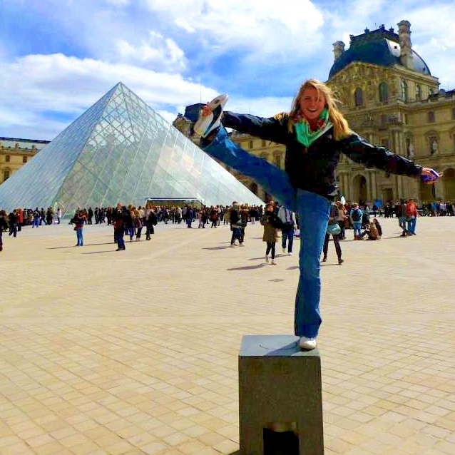 Hannah Swaim in front of the Louvre