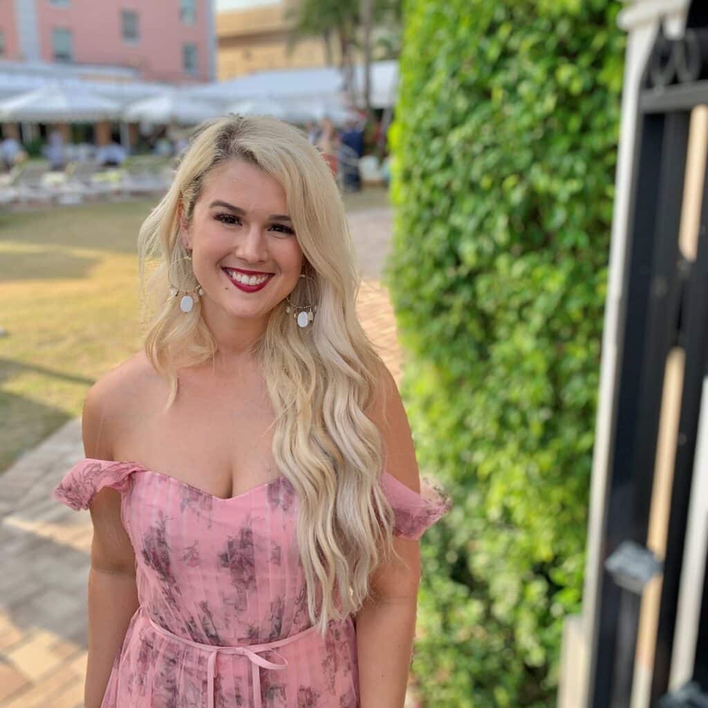 Tori Alexander photo in front of palm trees