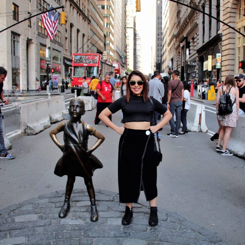 Tuanny Pinheiro next to a small statue