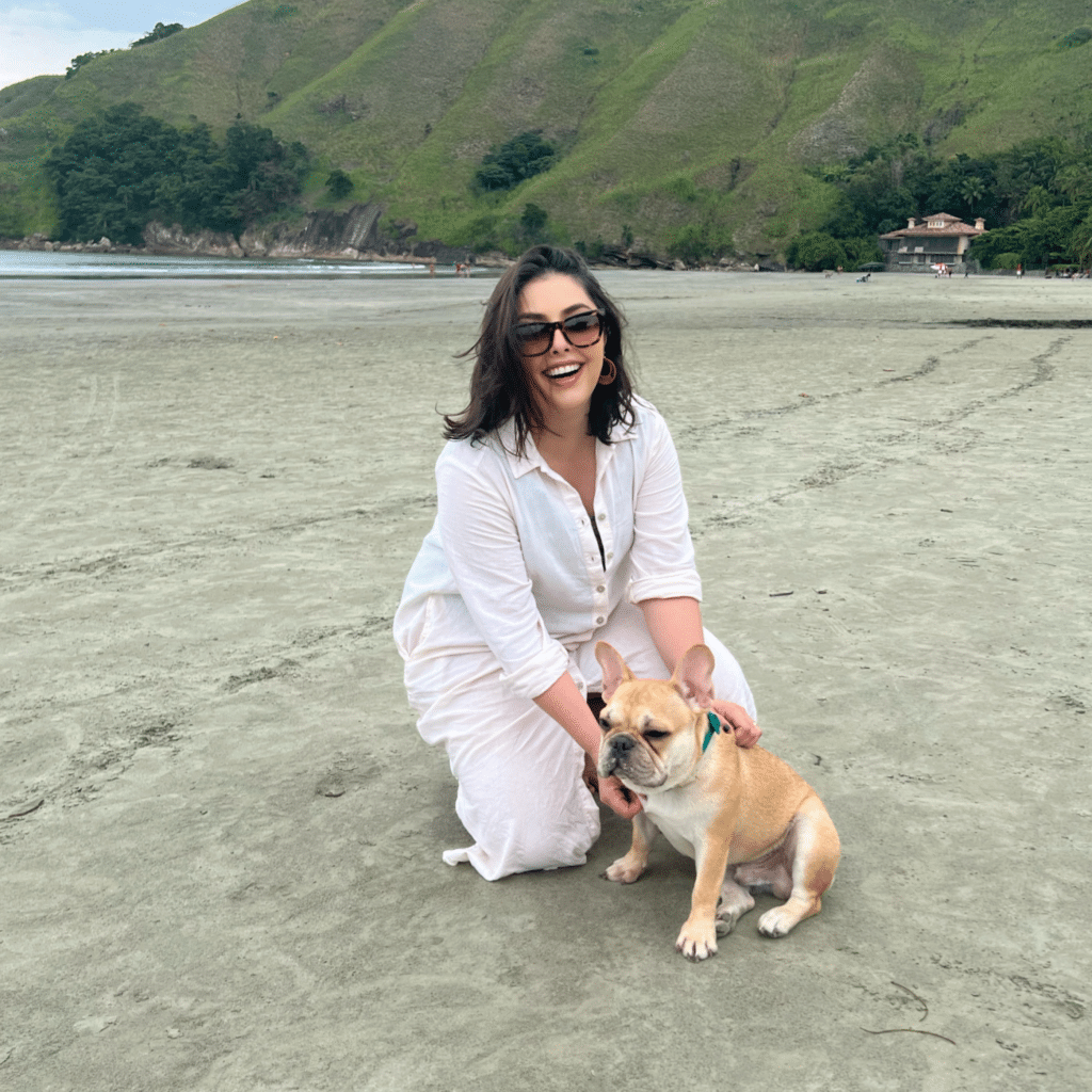 Tuanny Pinheiro with her dog on the beach