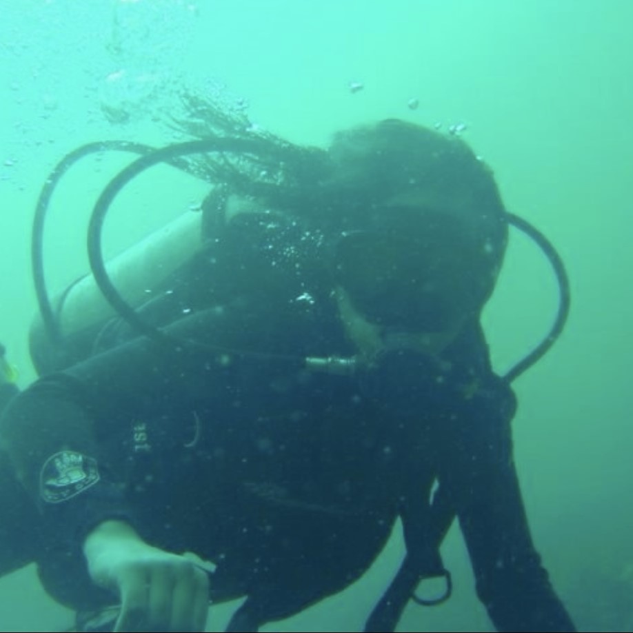 Laura Gonzalez scuba diving