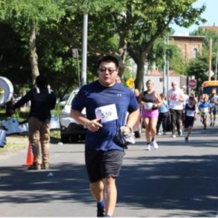 harvey Cu running in a race